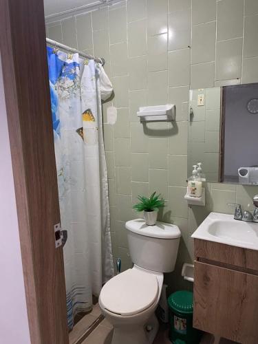 a bathroom with a toilet and a sink at Casa campestre Magyli in Puerto Salgar