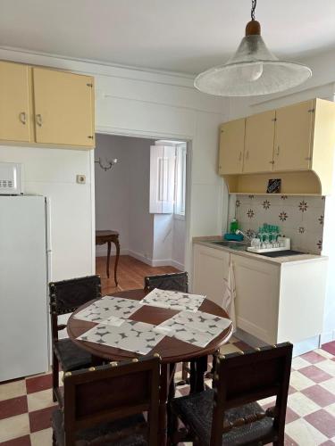 a kitchen and dining room with a table and chairs at Lisboa Príncipe Real Home - Casa de Hóspedes in Lisbon