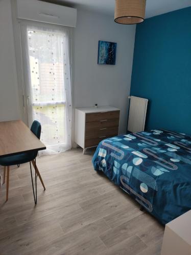 une chambre avec un lit, un bureau et une fenêtre dans l'établissement Ty Moon, à Lannion
