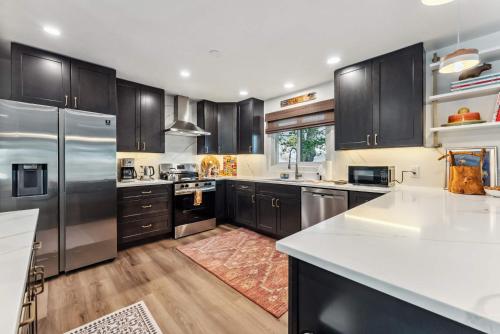 Dapur atau dapur kecil di 3BR Home with Scenic Views and Sauna