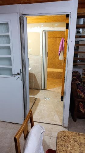a door leading into a bathroom with a shower at Casa loft zona céntrica in Comodoro Rivadavia