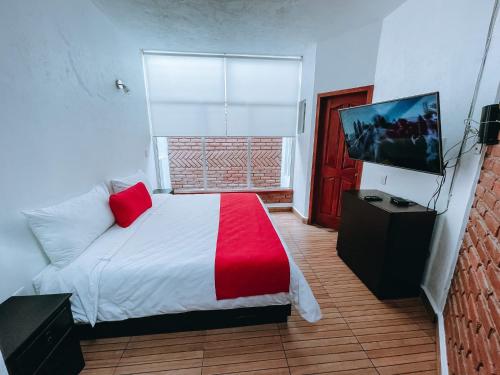 a bedroom with a bed with a red blanket at Casa Franlus Depa4 in San Cristóbal de Las Casas