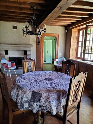 une salle à manger avec une table et quelques chaises dans l'établissement Au coeur d'un village creusois, à Néoux