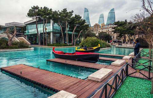 Piscina a SHER e PUNJAB HOSTEL o a prop