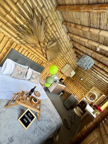 an overhead view of a bedroom with a bed and a table at Apartamento campestre para pareja en Manizales in Manizales