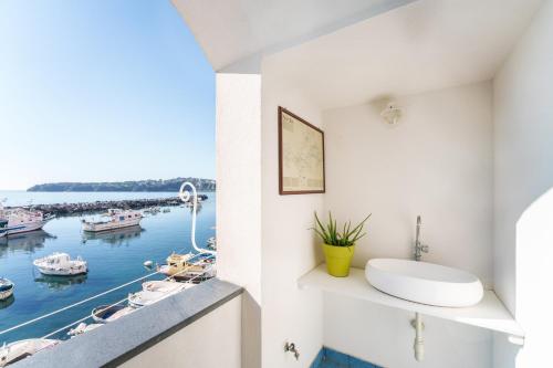 baño con vistas al agua y a los barcos en casa claudia Two rooms overlooking the sea bk, en Procida