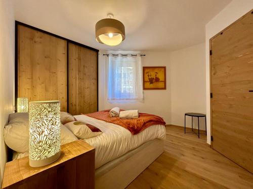 une chambre avec un grand lit et une fenêtre dans l'établissement Homency - Résidence L'Expression A11, à L'Alpe-d'Huez