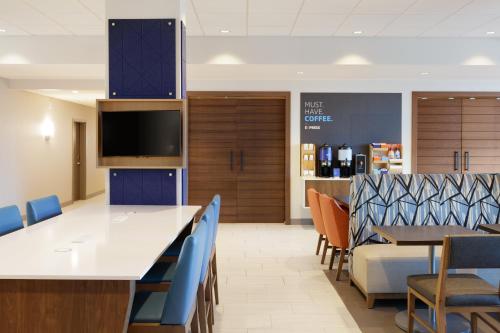 a dining room with a large table and chairs at Holiday Inn Express & Suites Clarksville North by IHG in Clarksville