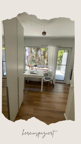 a room with a white table and a window at ROSMARIN - Kuschelige Fewo - Romantik & Entspannung im Whirlpool auf privater Terrasse, Ruhe & Hund willkommen - by FerienWohnenAmSee - in Überlingen