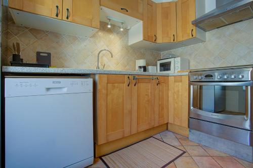 Η κουζίνα ή μικρή κουζίνα στο L'Oustalet - Single-family home with terrace Oustalet