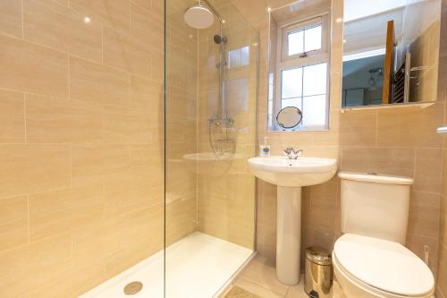 ein Badezimmer mit Toilette, Waschbecken und Dusche in der Unterkunft Wootton 2-Bedroom Bungalow in Hardingstone