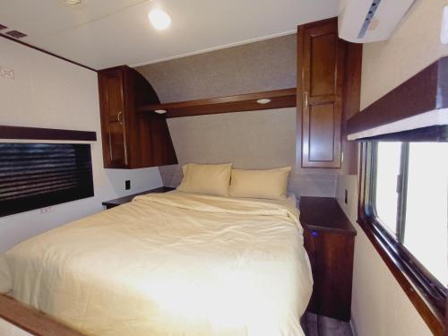 Postel nebo postele na pokoji v ubytování Rehla RV Camping Sarooj Park Al Ain