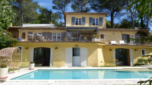 une maison avec une piscine devant dans l'établissement Ô Tilia d'Azur, à Roquefort-les-Pins