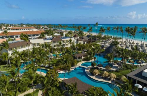 una vista aerea di un resort con piscina e oceano di Dreams Royal Beach Punta Cana - All Inclusive a Punta Cana