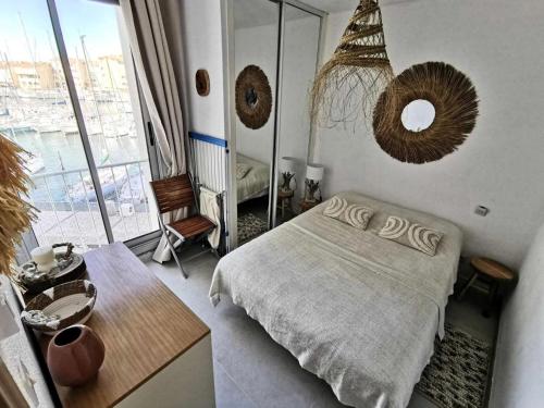 une chambre avec un lit et une grande fenêtre dans l'établissement Résidence Karukera - 2 Pièces 4 couchages PORT LEUCATE MAE-6974, à Port-Leucate