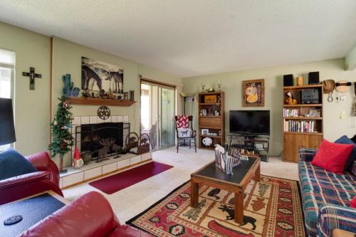 TV a/nebo společenská místnost v ubytování Fourth Sisters Hideaway