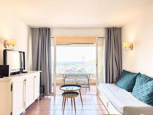 un salon avec un canapé et une table dans l'établissement Résidence Rivages - Superbe appartement 6 couchages face a la mer dans résidence avec piscine MAE-4991, à Six-Fours-les-Plages