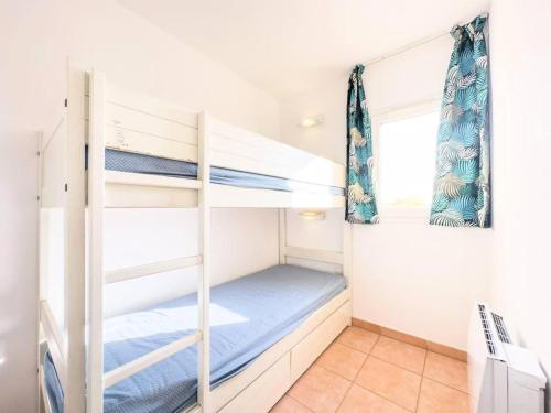 une chambre avec lits superposés et une fenêtre dans l'établissement Résidence Rivages - Superbe appartement 6 couchages face a la mer dans résidence avec piscine MAE-4991, à Six-Fours-les-Plages