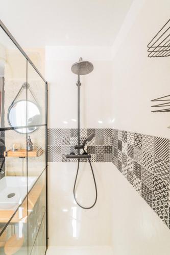 une salle de bain avec douche et lavabo dans l'établissement Escale de Dali - 1 Chambre, à Brive-la-Gaillarde