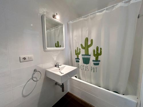 Et badeværelse på Candela 55 Dúplex con terraza y piscina