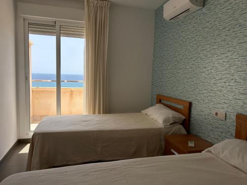 En eller flere senge i et værelse på Candela 55 Dúplex con terraza y piscina