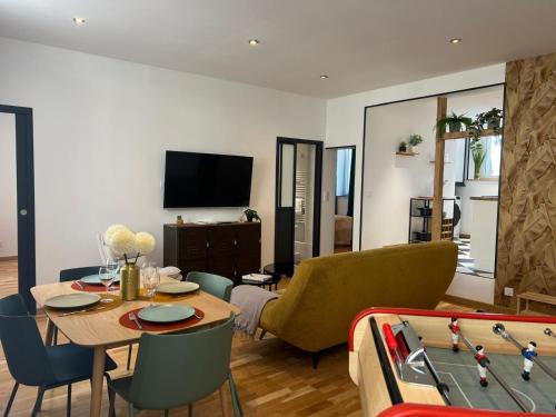 a living room with a table and ping pong ball at L'Original - Villa Courtais - Hypercentre in Montluçon