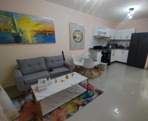 a living room with a couch and a table at El descanso perfecto in El Cruce