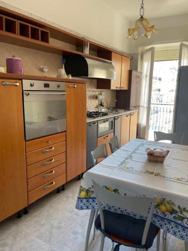 una cucina con un tavolo e una sala da pranzo di Perla Marina - Salerno a Salerno