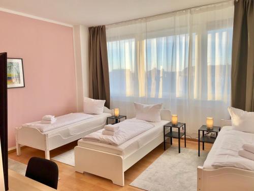 Ένα ή περισσότερα κρεβάτια σε δωμάτιο στο Hevals Budget & Beyond Apartments