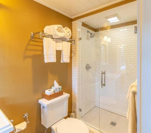 une salle de bain avec toilettes et douche en verre dans l'établissement Romantic Carmel Cottage Ocean Country Views, à Carmel