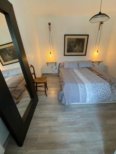 une chambre avec deux lits et une chaise dans l'établissement Charming house in village centre with terrace, à Marseillan