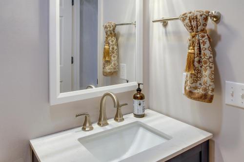 Koupelna v ubytování Executive WFH-Friendly Haven in Blythewood!