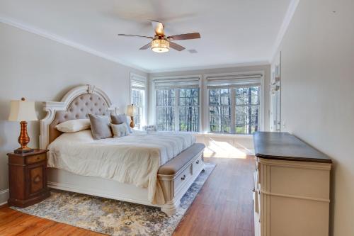 Postel nebo postele na pokoji v ubytování Executive WFH-Friendly Haven in Blythewood!