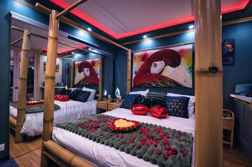 - une chambre avec 2 lits superposés et des roses sur le lit dans l'établissement Stanislas Sensual Bali Love Room Jacuzzi 300m place Stanislas, à Nancy
