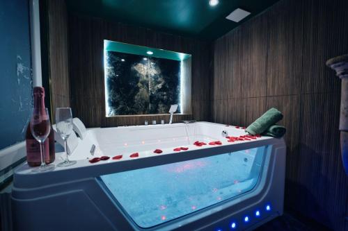 Ảnh trong thư viện ảnh của Stanislas Sensual Bali Love Room Jacuzzi 300m place Stanislas ở Nancy