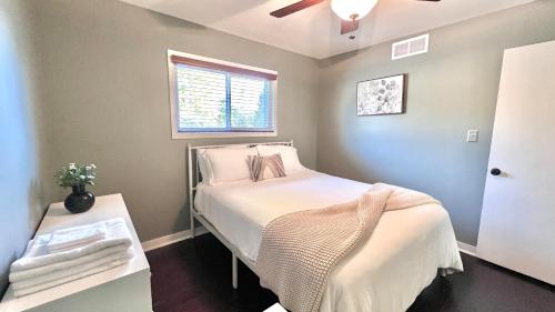 Katil atau katil-katil dalam bilik di Touchdown Retreat 3bd2ba Near U Of I & Stadium