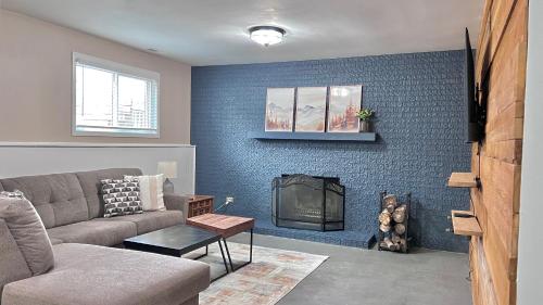 Ruang duduk di Touchdown Retreat 3bd2ba Near U Of I & Stadium
