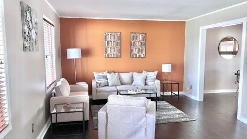 Ruang duduk di Touchdown Retreat 3bd2ba Near U Of I & Stadium