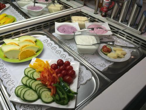 a buffet with vegetables and other foods on a table at Hotel Garni am Goetheplatz in Bad Münster am Stein-Ebernburg