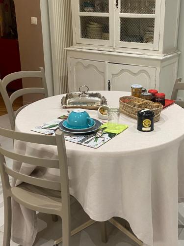 une table blanche avec une nappe blanche dessus dans l'établissement CALME , PROCHE du Centre, Grande Terrasse, Petit déjeuner, à Bordeaux