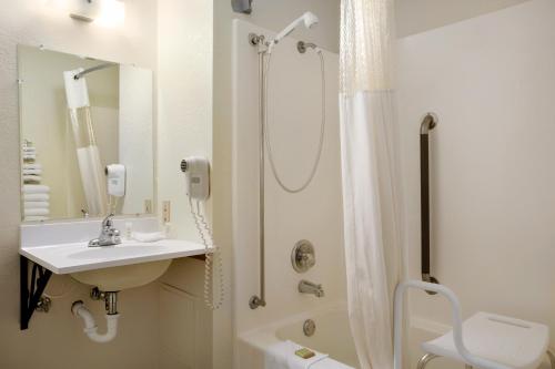 Ένα μπάνιο στο Super 8 by Wyndham Alexandria MN