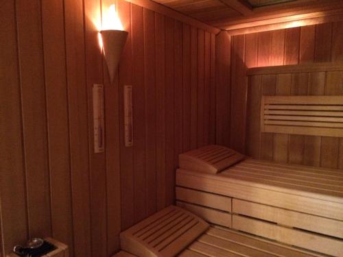 a sauna with a toilet and a light on the wall at Hotel Garni am Goetheplatz in Bad Münster am Stein-Ebernburg