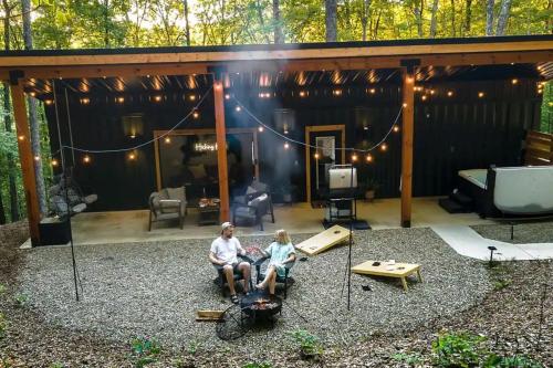 入住The Hillside Retreat - Cozy container home with Hot tub and Fire pit的客人