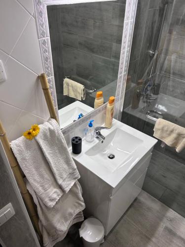 un bagno con un lavandino bianco e una doccia di Vivenda Rosa Lagos a Lagos