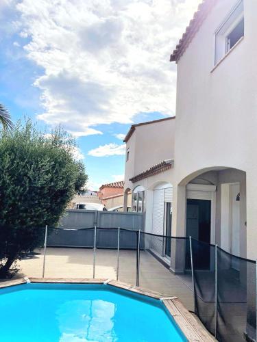 une piscine devant une maison dans l'établissement Villa Maeva avec piscine, à Latour-Bas-Elne