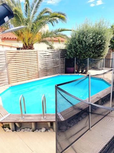 une grande piscine bleue avec un filet autour de celle-ci dans l'établissement Villa Maeva avec piscine, à Latour-Bas-Elne