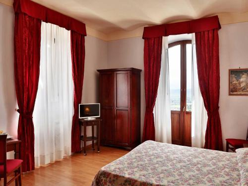 Postel nebo postele na pokoji v ubytování Hotel Windsor Savoia