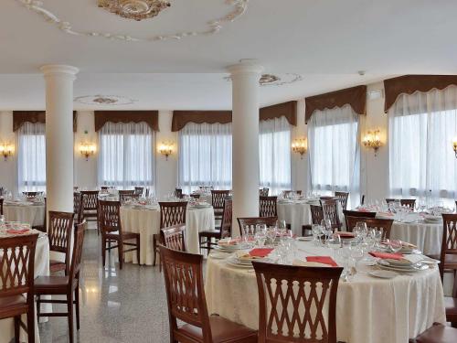 Ein Restaurant oder anderes Speiselokal in der Unterkunft Hotel Windsor Savoia 