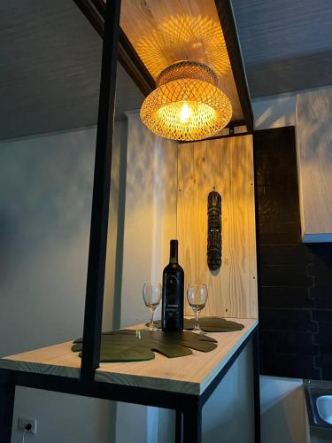 a bottle of wine sitting on a table with two glasses at Refugio verde, interior 2 in Acacías