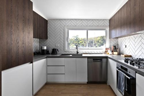 Una cocina o zona de cocina en Fox on Church
